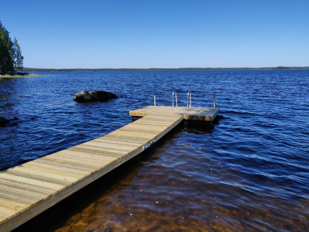 Kaislatar-laituri järvellä Keski-Suomessa